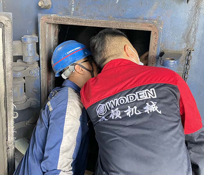 沃頓液壓扳手技術人員在馬鋼某鐵廠現(xiàn)場了解螺栓工況情景